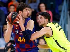 El pívot croata del Barcelona, Ante Tomic (i), en el Palau Blaugrana, en Barcelona. EFE/Toni Albir/Archivo