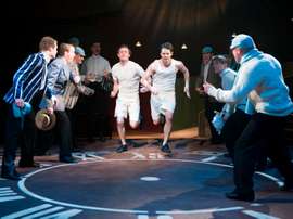 Imagen facilitada por Premier PR de los actores Tam Williams (i), que interpreta a Lord Andrew Linsday y James McArdle, como Harold Abrahams, son los protagonistas de la versión teatral de Carros de Fuego. EFE