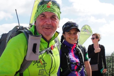 Manolo Heredia, técnico de emergencias del 061 en Málaga y fundador de SOS Cardiosport, y la corredora Maite Franco durante la disputa de la Eurafrica Trail. De dos en dos, los componentes de SOS Cardiosport se reparten diferentes tramos del recorrido de las carreras para garantizar la protección de los participantes. Portan en sus espaldas un desfibrilador y un kit de primeros auxilios. A esos siete kilos suman los bidones de agua, algo de comida y un walkie talkie. Lo hacen sin queja. Saben que nada pesa tanto como la propia vida. EFE/Lucia Santiago Loira
