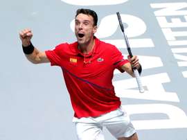 El tenista español Roberto Bautista celebra en el partido ante el tenista canadiense Félix Auger Aliassime, durante la final de la Copa Davis que enfrentó a España y Canadá en Madrid. EFE/ Juanjo Martín/Archivo