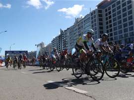 Participantes cruzan la meta en la edición 76 de la Vuelta Ciclista del Uruguay, en Montevideo. EFE/Sarah Yáñez-Richards/Archivo