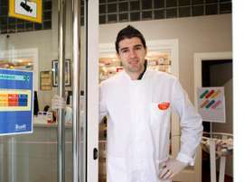 De La Masia a combatir el COVID-19 en su farmacia. EFE