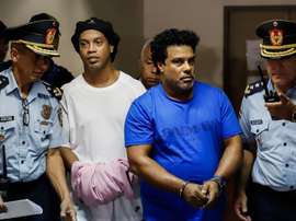 Ronaldinho deixa prisão no Paraguai e vai para prisão domiciliar. EFE