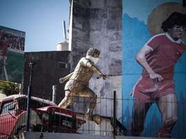 A icônica estátua de Maradona está usando máscara. EFE/Juan Ignacio Roncoroni