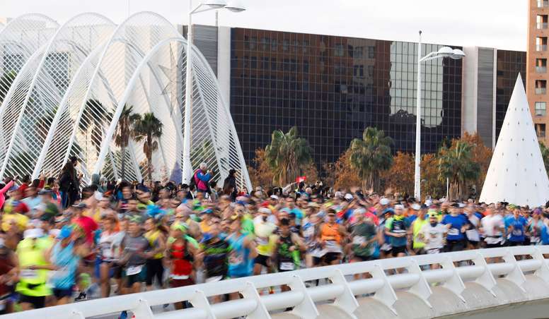 Salida de los 25.000 corredores inscritos en la edición número 39 del Maratón Valencia Trinidad Alfonso, en diciembre de 2019.EFE/ Juan Carlos Cárdenas/Archivo