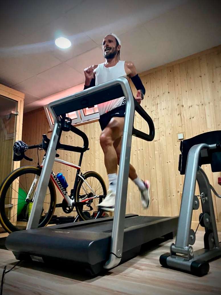 El atleta Chema Martínez entrena en su casa, en una fotografía facilitada por él mismo. En vísperas de cumplirse doce años de su primera y única victoria en un maratón, el de Madrid 2008, Chema Martínez repasa, como un abuelete, aquella carrera en la fue el último en reventar y cuya edición número 43 no ha podido disputarse este domingo por la pandemia de COVID-19. EFE