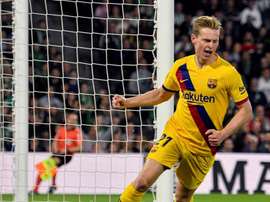 Koeman cree que De Jong triunfará y ya teme el adiós de Messi. EFE