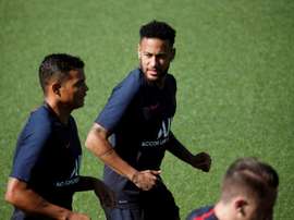 Felipe Melo da un consiglio a Neymar. EFE