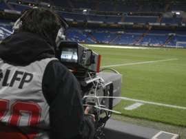 Cómo ver los partidos de fútbol en tiempos de pandemia. EFE