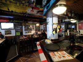Gel en vez de cerveza, once aficionados en vez del 'muro amarillo'. EFE