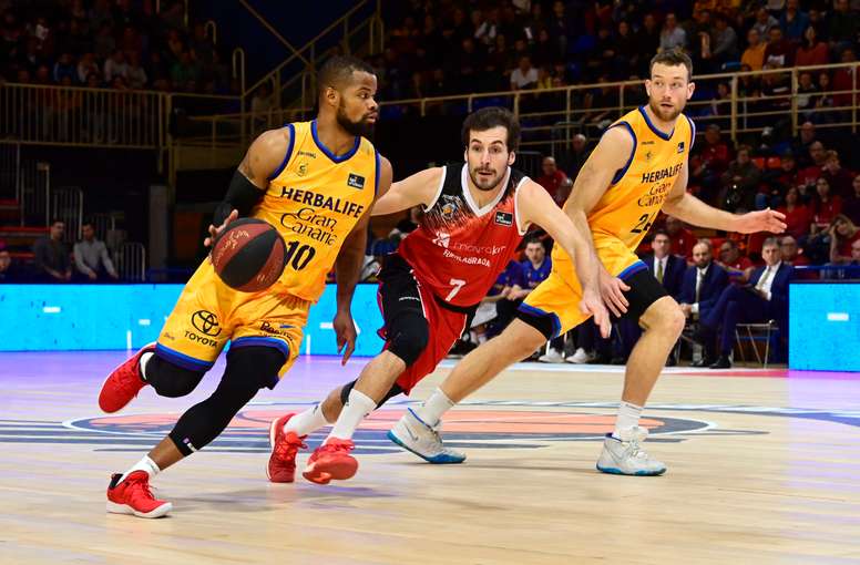 El jugador del Montakit Fuenlabrada Tomás Bellas (c), en una imagen de archivo. EFE/Víctor Lerena/Archivo