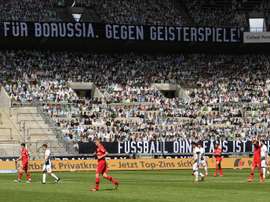 12 000 supporters en carton au Borussia Park. EFE