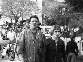 El piloto español Santiago Herrero (d), y su mecánico, durante el Gran Premio de Yugoslavia de motociclismo. EFE/ma/Archivo