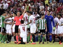 El Sevilla-Betis podría reabrir la competición. EFE