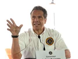 Fotografía cedida por la Gobernación de Nueva York donde aparece su gobernador, Andrew Cuomo, mientras habla durante su rueda de prensa diaria sobre los últimos detalles y decisiones acerca del coronavirus ofrecida este domingo desde Jones Beach en Long Island, Nueva York (EE.UU.). EFE/Kevin P. Coughlin/Gobernación de Nueva York