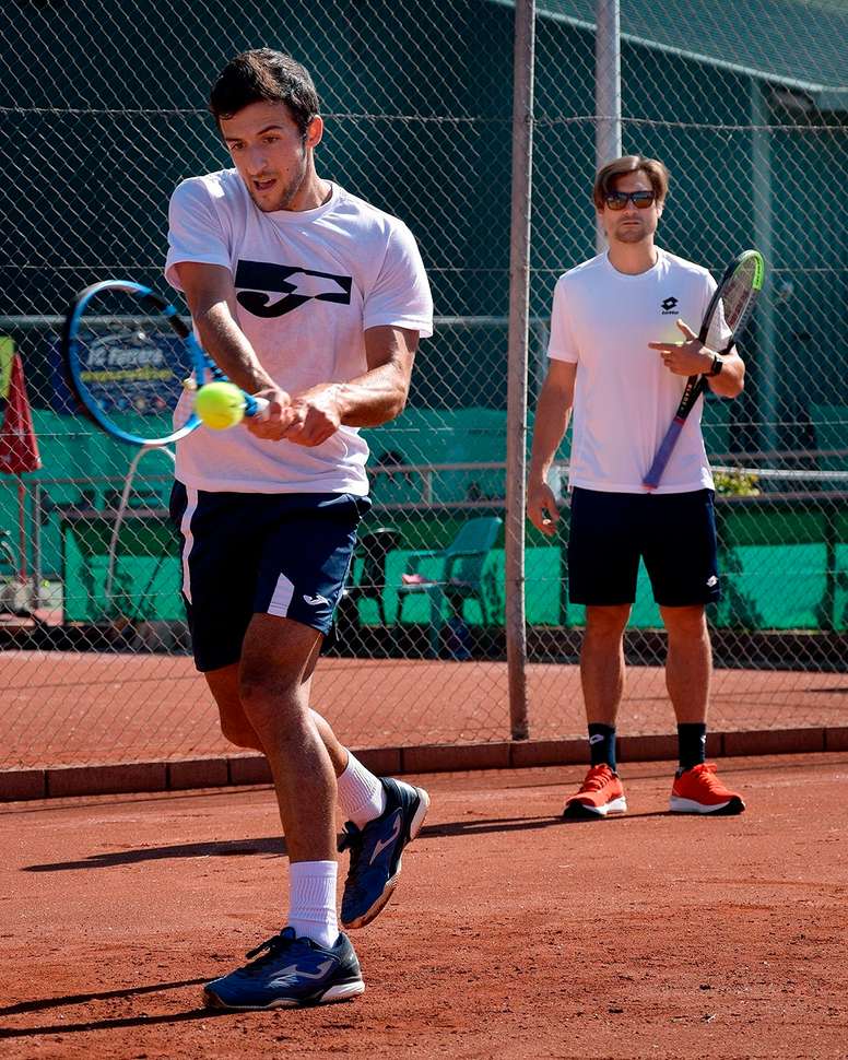 Las puertas de JC Ferrero-Equelite Sport Academy se han vuelto a abrir al público, tras más de 60 días de encierro, y con el inicio de la desescalada, los jugadores tanto profesionales como locales han podido acceder de nuevo a las pistas de la Academia de Tenis, como ha sido el caso de Javier Barranco, en la imagen, junto a David Ferrer. EFE/ Academia Jc Ferrero