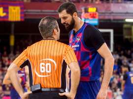 El pivot español de origen montenegrino Nikola Mirotic (d) del Fc Barcelona discute con el árbitro Rafael Serrano (i). EFE/Quique Garcia/Archivo