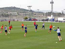 El Levante ya entrena con 14 jugadores y practica con partidillos. EFE/ManuelBruque