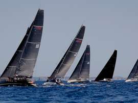 La 39º edición de la Copa del Rey Mapfre de vela, que se iba a celebrar la primera semana de agosto en la Bahía de Palma, se ha aplazado hasta 2021 por ?responsabilidad sanitaria? ante la pandemia del coronavirus, según han confirmado los organizadores de la regata este viernes. EFE/ Ballesteros/Archivo