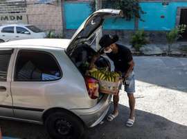 Los futbolistas de Brasil se ganan la vida como pueden. EFE