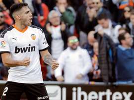 Maxi Gómez confía en que el Valencia acabe en los puestos cabeceros. EFE