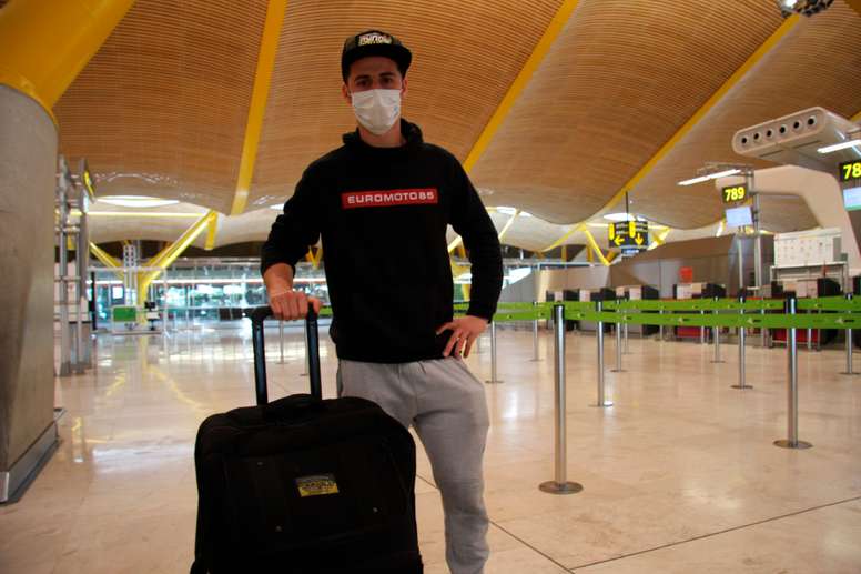 El piloto español de Supercross, Joan Cros, que sigue peleando por llegar a Salt Lake City para poder disputar el Campeonato del Mundo de la modalidad, este viernes durante una entrevista con Efe en el aeropuerto Adolfo Suárez-Madrid Barajas. EFE/ Carlos Mateos
