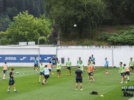 El Eibar también se sumó a los entrenamientos colectivos. EFE