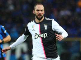 Higuaín se retiró del entrenamiento. EFE