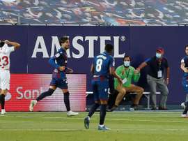 El colegiado le da el gol a Miramón. EFE