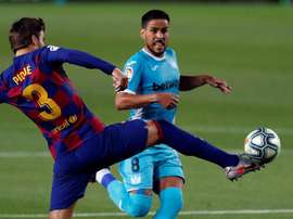 Pique and Recio had an argument after Barca won a penalty. EFE
