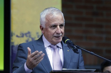 Fotografía de archivo del presidente del Comité Olímpico Colombiano (COC), Baltazar Medina, durante la entrega de la bandera de Colombia a la atletas que participarán en los Juegos Olímpicos de Río, el 6 de julio de 2016, en Bogotá (Colombia). EFE/Mauricio Dueñas Castañeda/Archivo