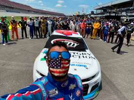 Fotografía personal divulgada por el piloto Bubba Wallace este lunes donde aparece él acompañado por varios pilotos en el circuito Talladega Superspeedway este martes en Alabama (EEUU).EFE/Bubba Wallace