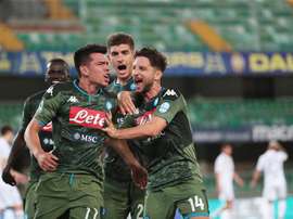 Milik y Lozano dan continuidad a la sonrisa napolitana. EFE