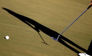La valoración de PGA Tour llegó después de que entre el martes y este miércoles el golfista estadounidense Cameron Champ y los caddies Ricky Elliott y Ken Comboy hayan dado positivo después de su llegada a TPC River Highlands, de Cromwell (Connecticut), donde a partir de este jueves se va a disputar el torneo Travelers Championship. EPA/ALI HAIDER/Archivo