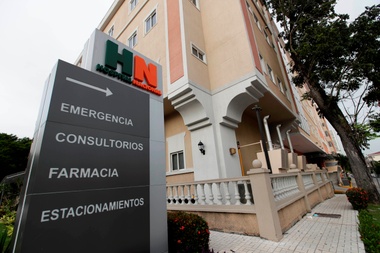 Detalle en la entrada del Hospital Nacional donde fue ingresado el exboxeador panameño Roberto Manos de Piedra Durán este jueves en Ciudad de Panamá (Panamá). EFE/Bienvenido Velasco