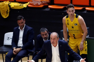 El entrenador del Iberostar Tenerife, Txus Vidorreta, durante el tercer partido de la quinta jornada de la fase final de la ACB que Barça e Iberostar disputan en Valencia. EFE/Miguel Ángel Polo