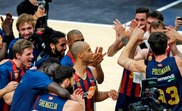 Los jugadores de Kirolbet Baskonia celebran su victoria en la segunda semifinal de la fase final de la Liga Endesa ante Valencia Basket en el pabellón de la Fuente de San Luis de Valéncia. EFE/Manuel Bruque