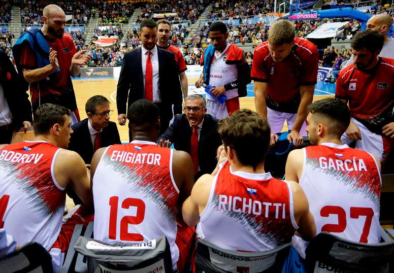 El técnico de Montakit Fuenlabrada, Francisco García (c), en un tiempo muerto durante un partido. EFE/Santi Otero/Archivo