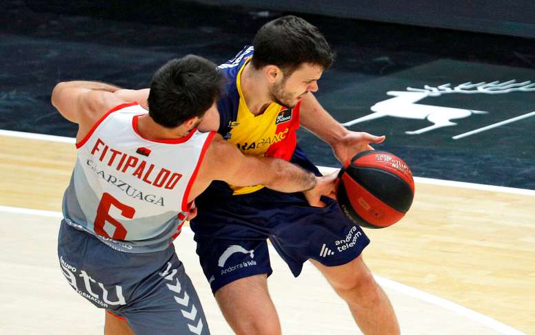 El alero bosnio del Mora Banc Andorra, Dejan Todorovic, es defendido por el base uruguayo del San Pablo Burgos, Bruno Fitipaldo. EFE/Manuel Bruque/Archivo