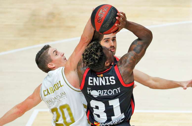 El escolta estadounidense del Real Madrid, Jaycee Carroll, tapona el lanzamiento del escolta canadiense del Casademont Zaragoza, Dylan Ennis. EFE/Manuel Bruque/Archivo