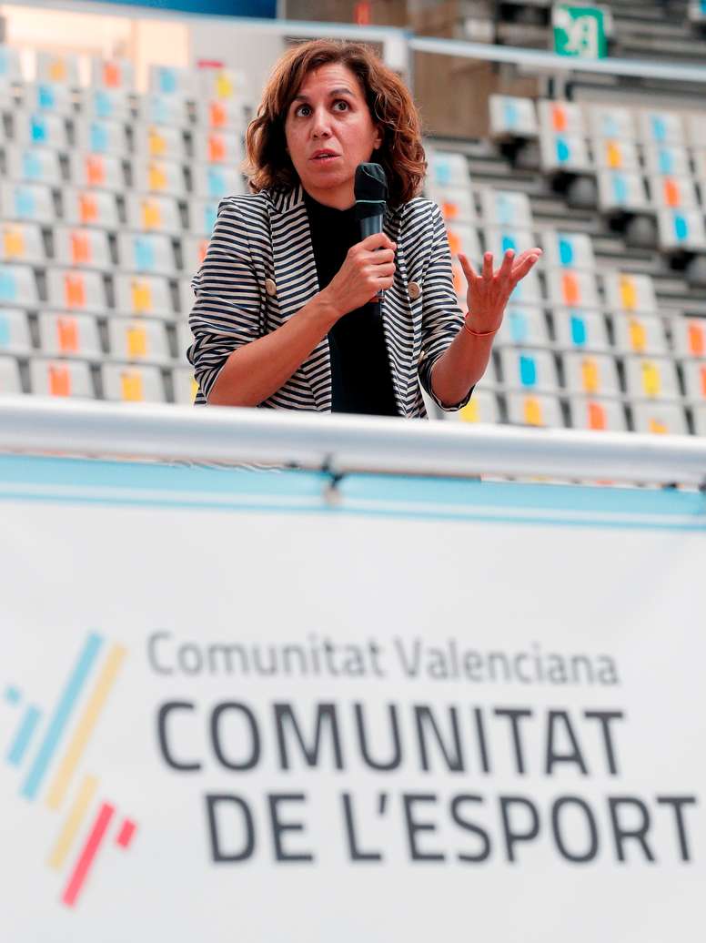 La presidenta del Consejo Superior de deportes, Irene Lozano, durante la presentación ayer de la nueva colaboración entre la Federación Española de Ciclismo y la Fundación Trinidad Alfonso para mejorar el Centro de Alto Rendimiento del Velódromo Luis Puig. EFE/Kai Försterling