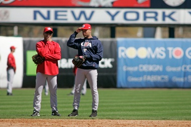 El entrenador del Team USA, Barry Larkin (i), habla con el jugador Derek Jeter (d). EFE/CHRIS LIVINGSTON/Archivo
