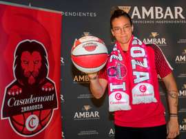 La internacional española Laura Nicholls durante su presentación como como nueva jugadora del Casademont Femenino en Zaragoza este miércoles. Nicholls ha señalado que cada vez que ve los fichajes que está haciendo el club le sale una sonrisilla. EFE/Javier Cebollada
