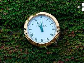 Vista del icónico reloj de Rolex con las manecillas paradas a las 11 de la mañana, simbolizando el inicio oficial del torneo de tenis de Wimbledon (Reino Unido), este lunes. EFE/ Andy Rain