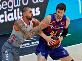 El pívot croata del Barça, Ante Tomic, es defendido por el pívot brasileño del San Pablo Burgos, Augusto Lima. EFE/Manuel Bruque/Archivo