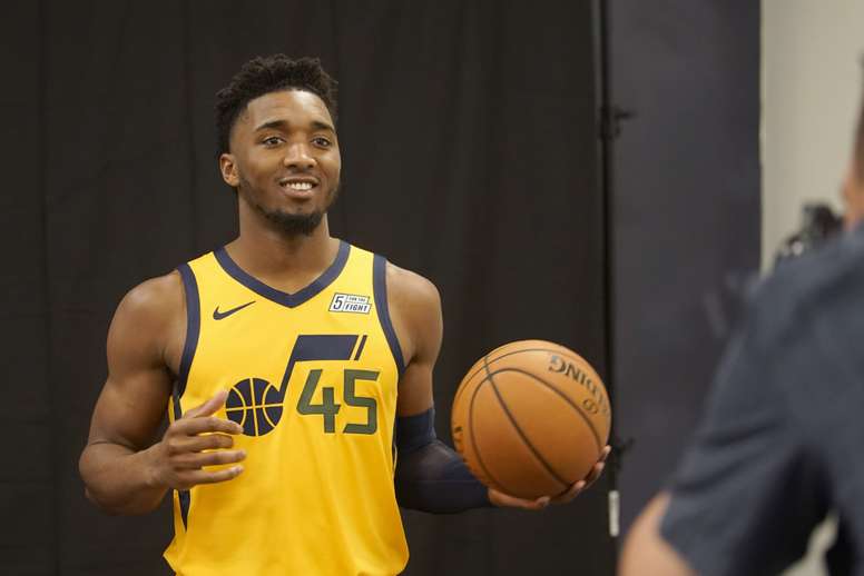 En la imagen un registro del escolta estrella de los Jazz de Utah, Donovan Mitchell, en Salt Lake City (Utah, EE.UU.). EFE/George Frey/Archivo