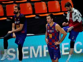 Los jugadores del Barça, Nikola Mirotic, Pierre Oriola y Ante Tomic (izqda a dcha), tras la final de la Liga Endesa, disputada en el pabellón de la Fuente de San Luis, en la que se ha impuesto el Kirolbet Baskonia. EFE/Manuel Bruque