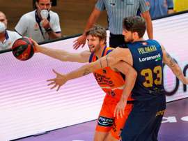 El ala pívot canadiense de Valencia Basket, Aaron Doornekamp, protege el balón ante el alero italiano de Kirolbet Baskonia, Achille Polonara, durante la disputa de la segunda semifinal de la fase final de la Liga Endesa en el pabellón de la Fuente de San Luis de Valéncia. EFE/Manuel Bruque
