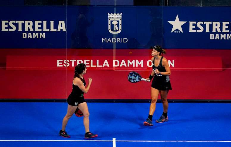 La pareja de pádel formada por Marta Marrero (d) y Paula Josemaría (i) celebran un punto durante su encuentro de cuartos de final del Estrella Damm Open, del Circuito Mundial, frente a la pareja formada por Mapi y Majo Sánchez Alayeto, este viernes en el Madrid Arena. Marta Marrero y Paula Josemaría vencieron y alcanzaron las semifinales, donde se enfrentarán a Alejandra Salazar y Ariana Sánchez. EFE/World Padel Tour