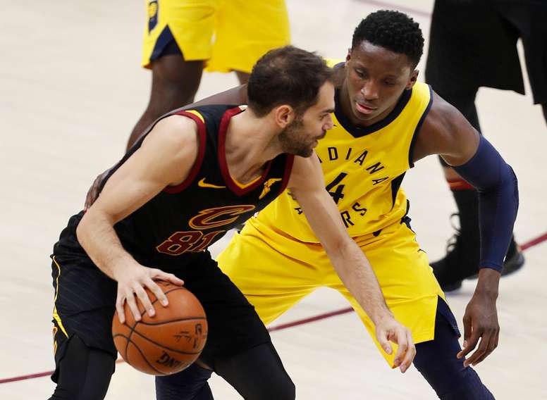 En la imagen un registro del escolta-alero Victor Oladipo (d), de los Pacers de Indiana. EFE/David Maxwell/Archiva